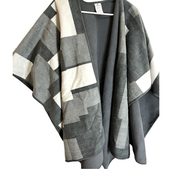 Woolrich Sweaters - Woolrich geometric fleece oversized reversible blanket poncho OS medium large XL
